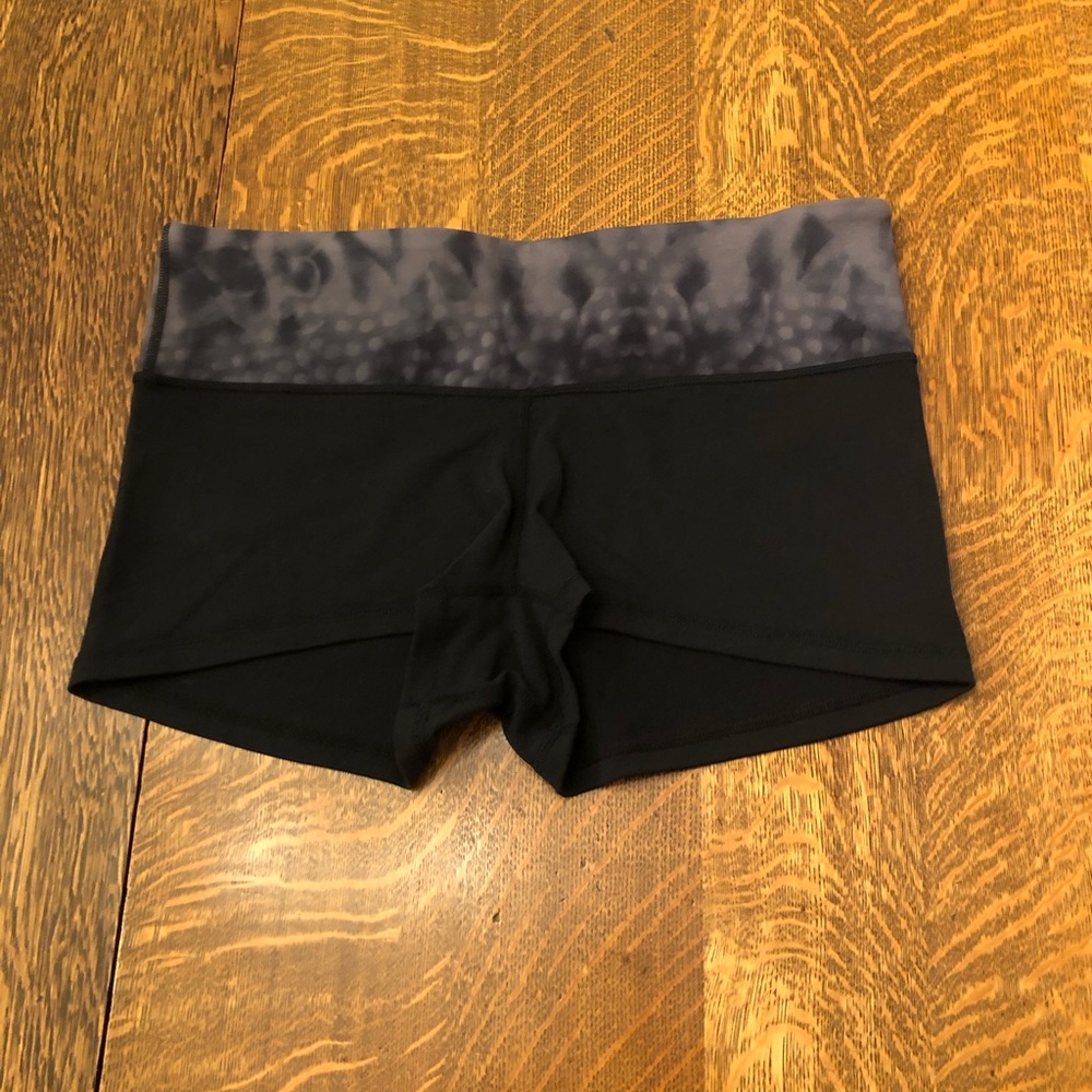 lululemon Groove Boy-shorts / Reversible - NWOT